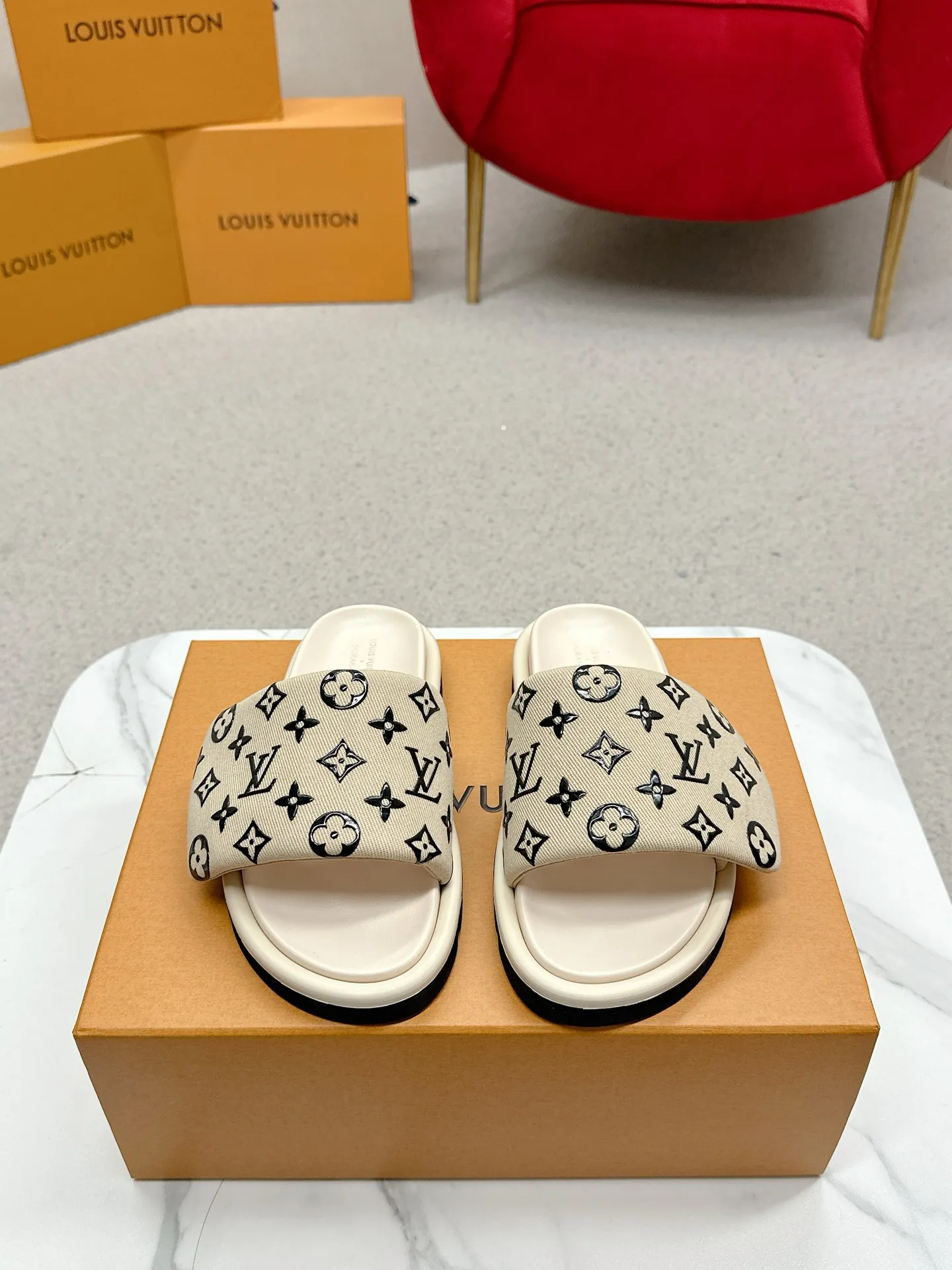 👟👟Ex-factory price 420👟👟 LV Louis Vuitton Full of high-end feel! A popular model among bloggers at home and abroad, it’s retro and fashionable and looks amazing on your feet! Mainly recommended model on the official website★ ━━━━━ ЅᏇєєt ━━━━━ ▪️Upper: original calfskin ➕5D printing process ▪️Inner: imported mixed sheepskin ▪️Outsole: original molded foam outsole ▪️Size: Female 35-40 Men's 39-44 (women's 41 men's 45)